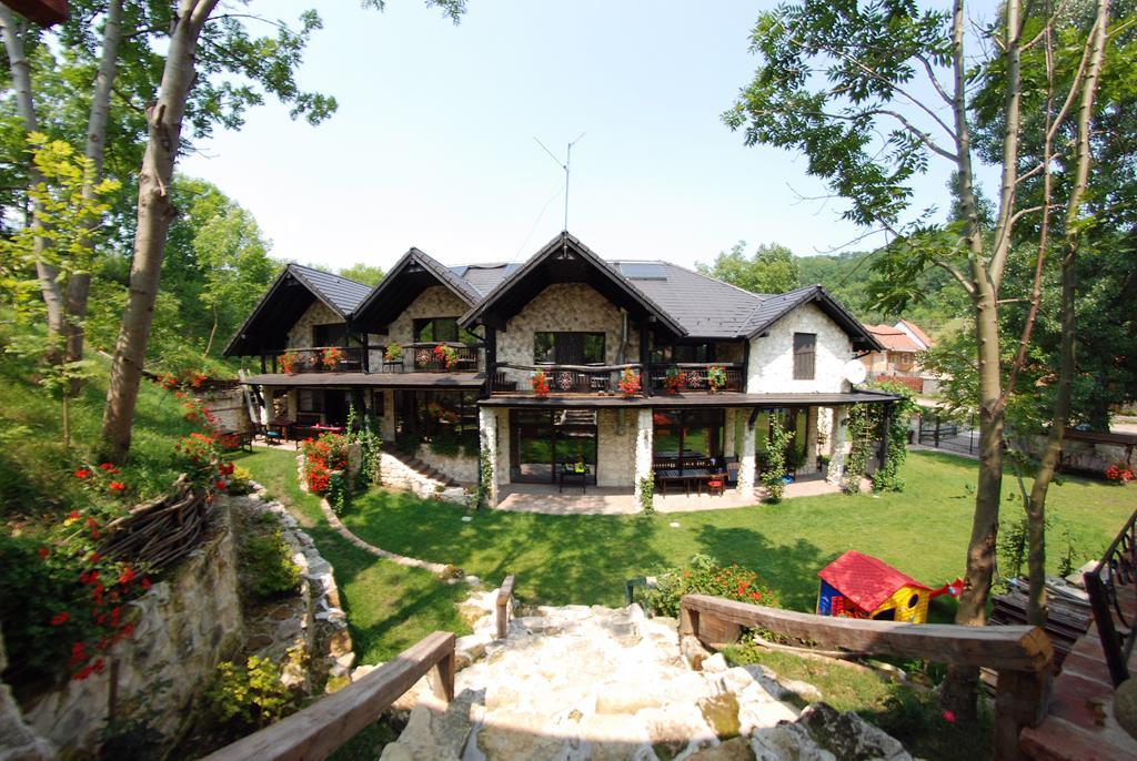 Pensiunea Casa Dacilor Podeni Bagian luar foto